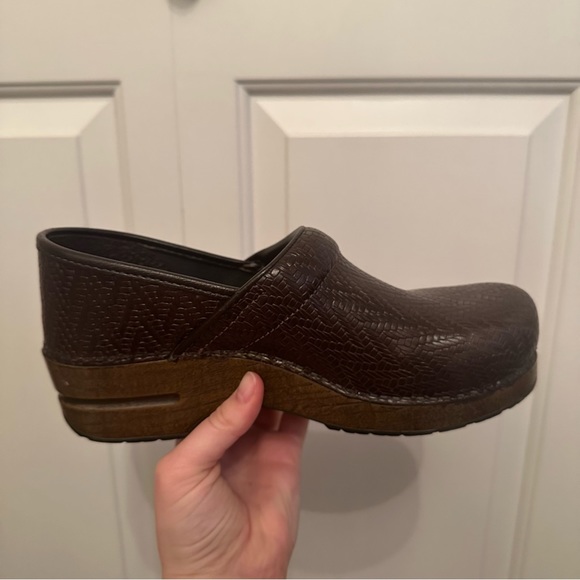 Dansko Comfort Clogs Brown Maroon Chevron Leather - Picture 2 of 6